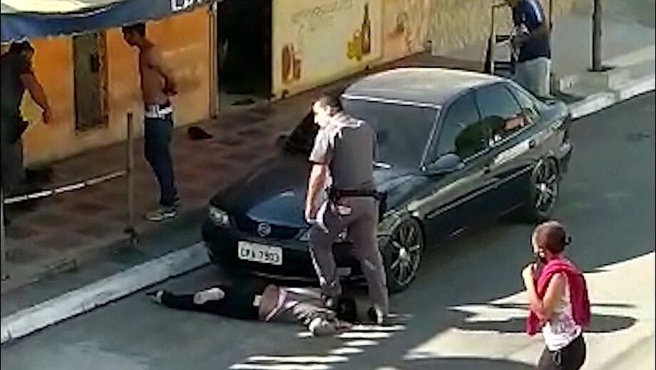 O advogado de defesa dos policiais alega que Servato não pisou sobre o pescoço da vítima, mas