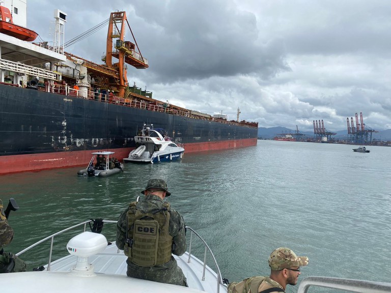 O navio estava carregado com farelo de soja e tinha como destino o Porto de Amsterdã, na Holanda.