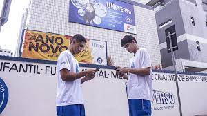 Uma das escolas que fazem parte do projeto é o Colégio Universo, em Praia Grande