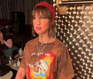 A influenciadora postou dezenas de vídeos na sequência, onde aparece rindo histericamente, afirmando ser a pessoa mais inteligente do mundo