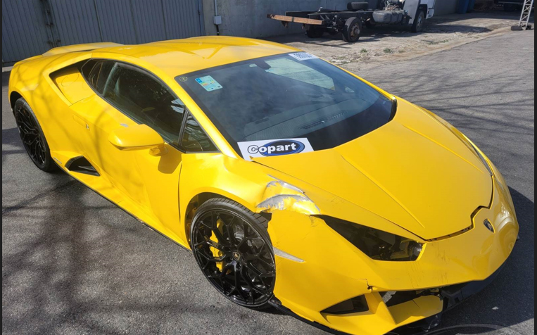 Carro está à venda por conta de uma colisão