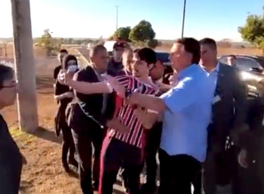 Bolsonaro se irritou na manhã desta quinta-feira (18) com um manifestante e tentou arrancar seu celular à força