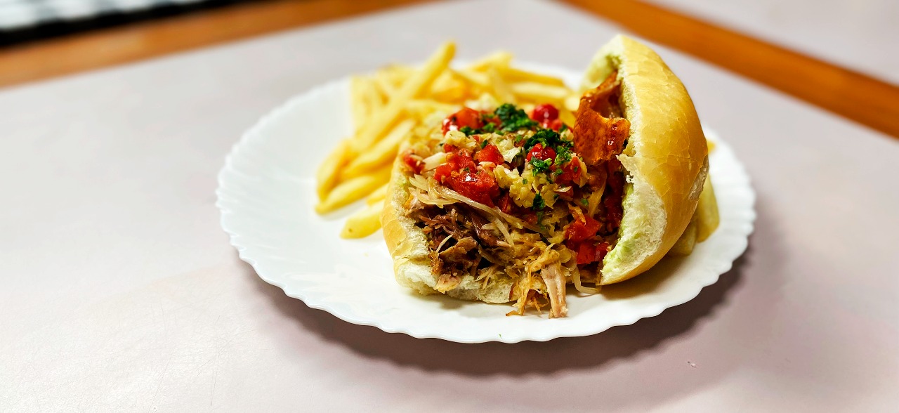 No cardápio dos restaurantes, pratos da culinária italiana, japonesa, carnes e doces, além de opções veganas