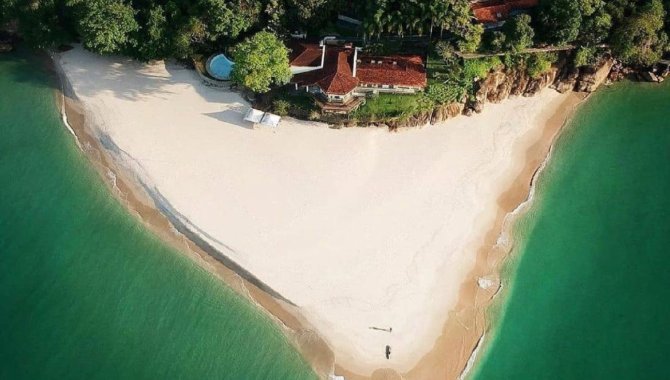 O lote em questão é a Ilha dos Porcos, também conhecida como Ilha da Almada