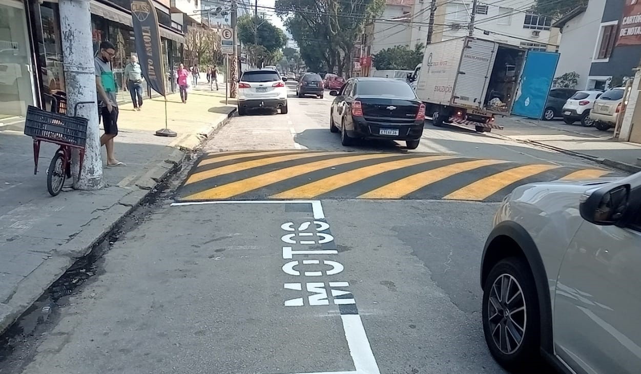 Lombada é instalada na Rua Visconde de Cairu, em Santos 