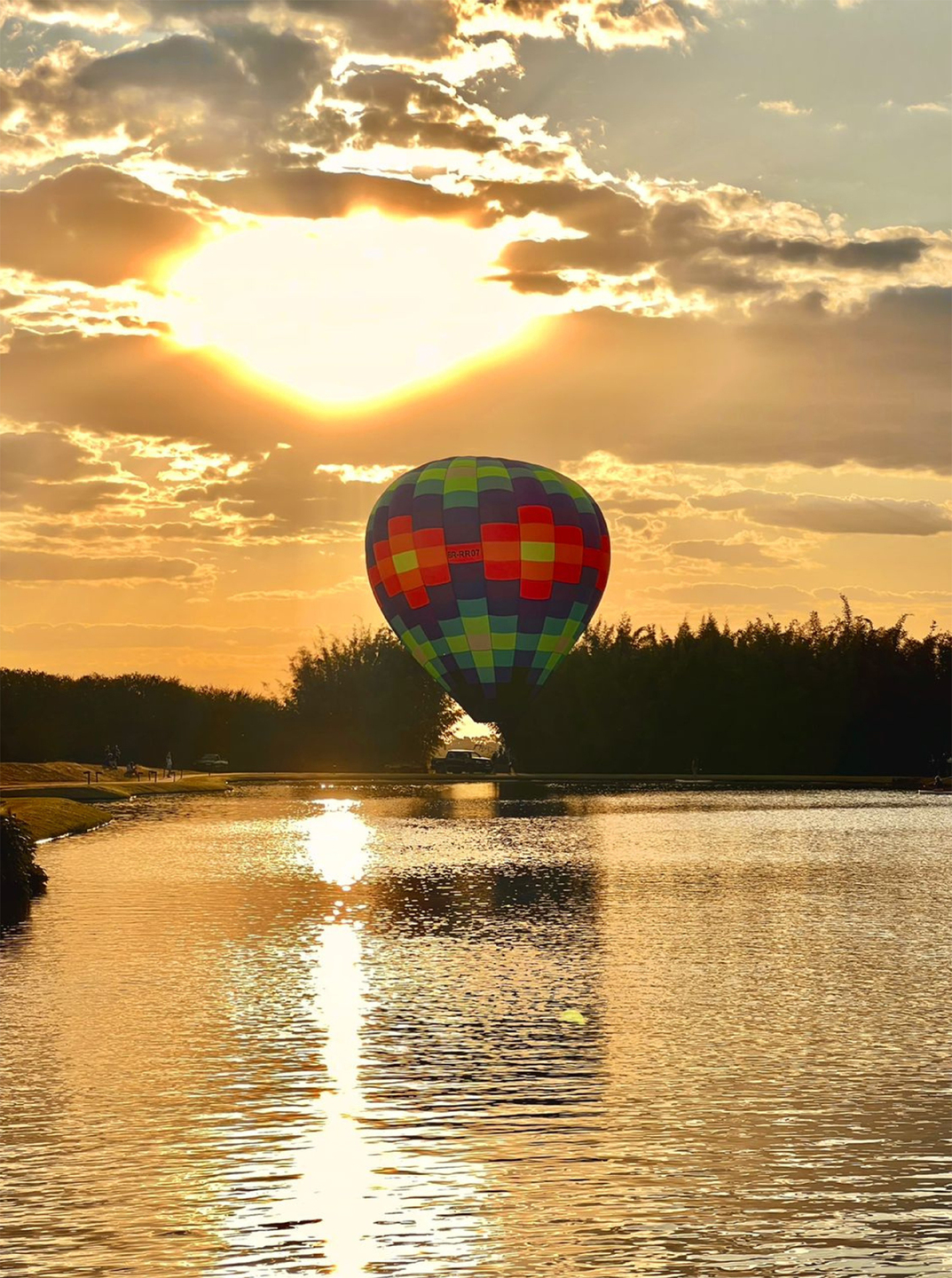 A atividade dura de 30 a 40 minutos e comporta quatro pessoas ou o peso de 270 quilos