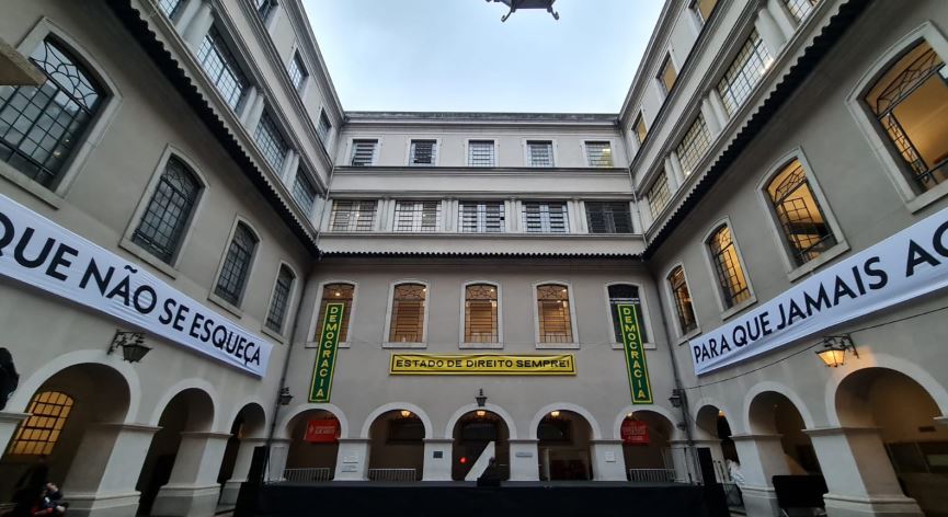 Leitura da carta pela democracia é chamada de união de capital e trabalho