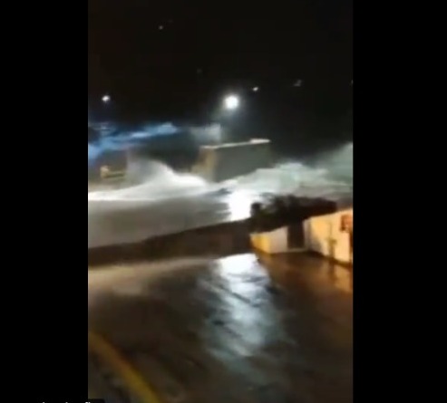 Vendaval interrompe travessia de balsas entre Ilhabela e São Sebastião; vídeo