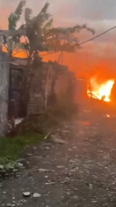 Incêndio atinge casas na comunidade Cantagalo, em Guarujá; vídeo