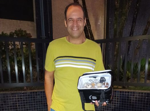 Henrique vende brigadeiros no ponto de ônibus para complementar a renda familiar.