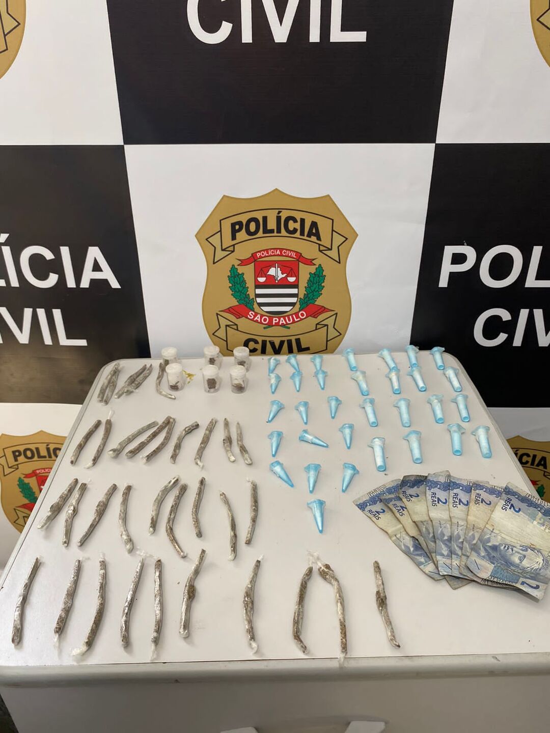 Adolescente foi flagrado com uma sacola contendo 32 porções de cocaína e 39 porções de maconha