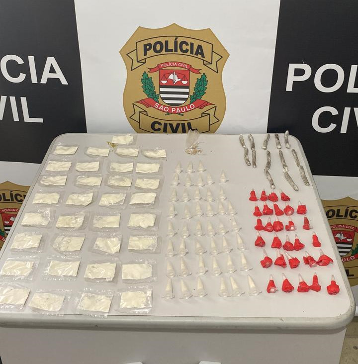 Policiais apreendem mais de 100 porções de drogas em 'garagem do tráfico' em SV