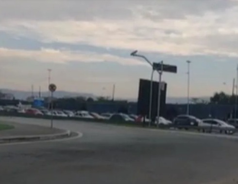 Acidente envolvendo dois carros e um ônibus gera transtornos em Santos