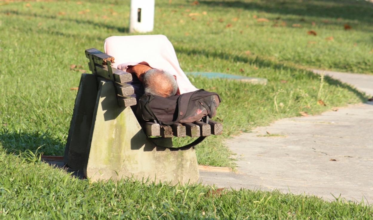 Aporofobia, arquitetura higienista e violência contra pessoas em situação de rua são abordados em documentário Colchão de Pedra
