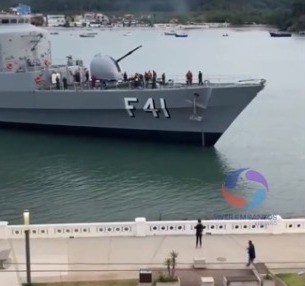 Navio da Marinha faz manobra emergencial no canal do Porto de Santos; vídeo