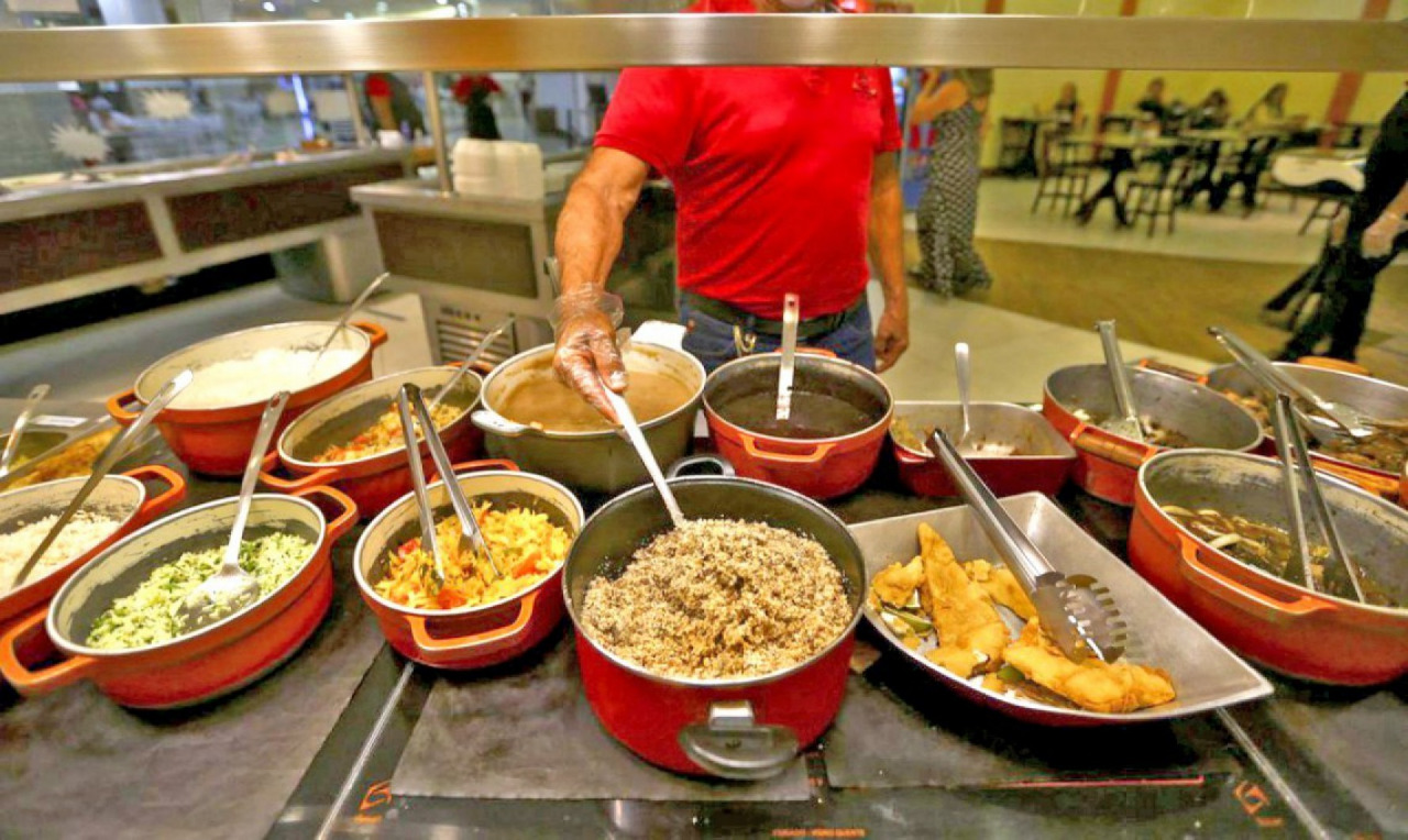 A mudança vai contra um dos pontos da própria MP, que exige que os benefícios devem ser utilizados apenas para o pagamento de refeições em restaurantes e lanchonetes