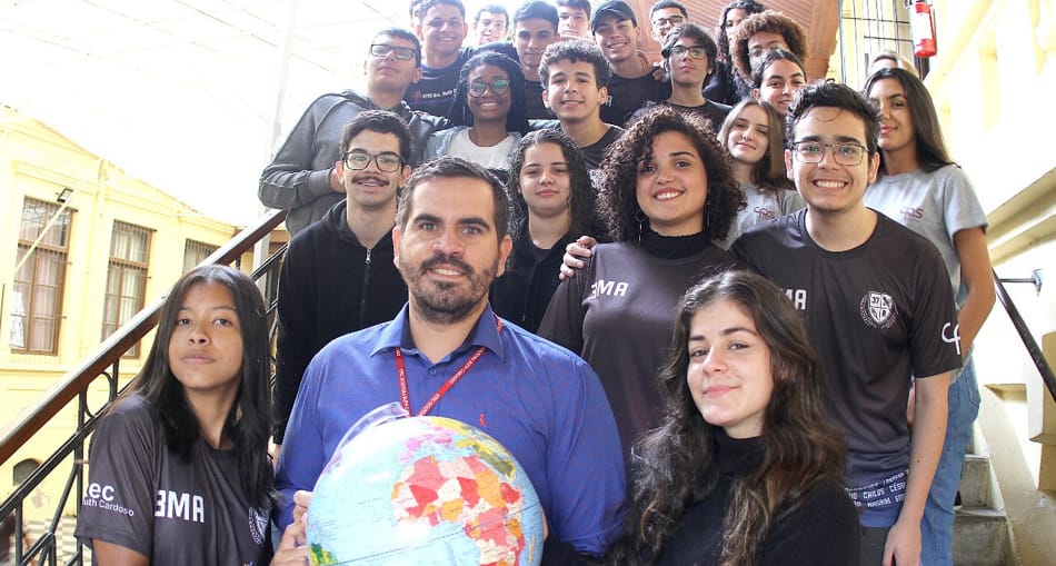 O professor Leonardo, de geografia, e seus alunos participantes (e medalhistas)