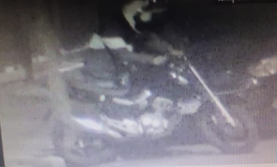 Outra ocorrência aconteceu também na madrugada de segunda-feira, quando policiais militares flagraram dois criminosos cortando a fiação de um poste semafórico na Avenida Getúlio Vargas