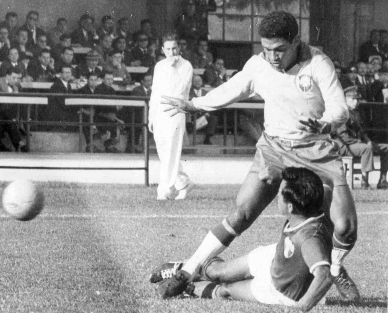 Garrincha durante vitória da seleção brasileira contra o México, por 2 a 0, em jogo válido pela Copa do Mundo de 1962, no estádio Sausalito, em Viña del Mar.