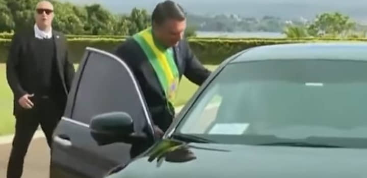 O presidente compareceu apenas quatro vezes no Palácio do Planalto de um mês para cá