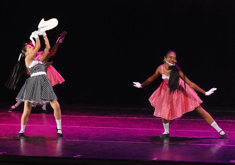 Os ingressos estão sendo vendidos antecipadamente a R$ 5 pelo Whatsapp: (13) 99127-0592, e também no dia da mostra, na porta do Teatro