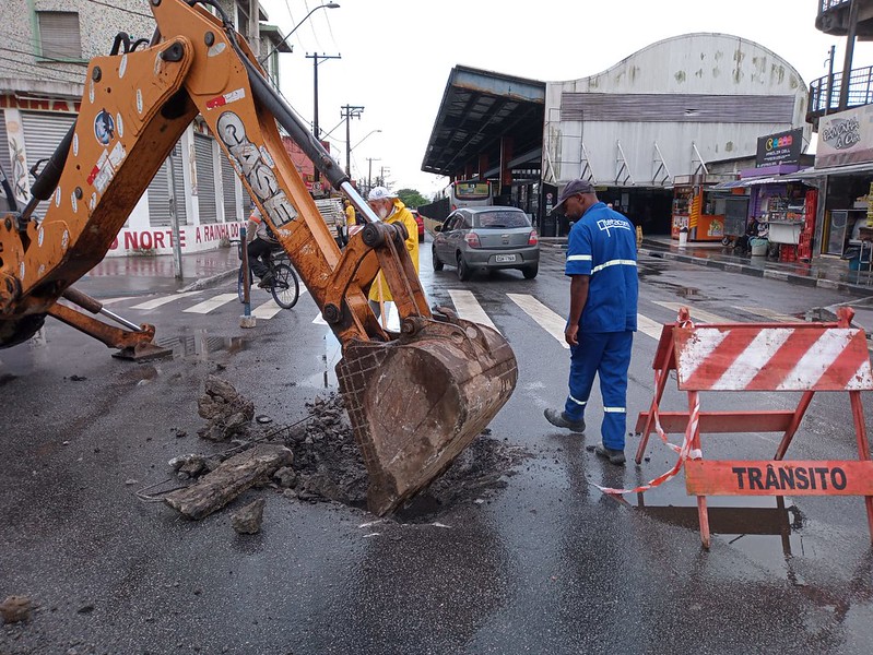Substituição de tampa de poço de visita na Av. Thiago Ferreira x Av. Castelo Branco