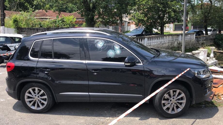 O carro alvejado enquanto passava por uma avenida da cidade