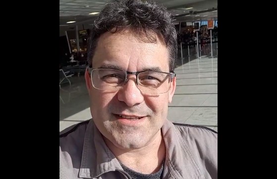 Artista Genildo Ronchi no aeroporto de Vitória, rumo a São Paulo