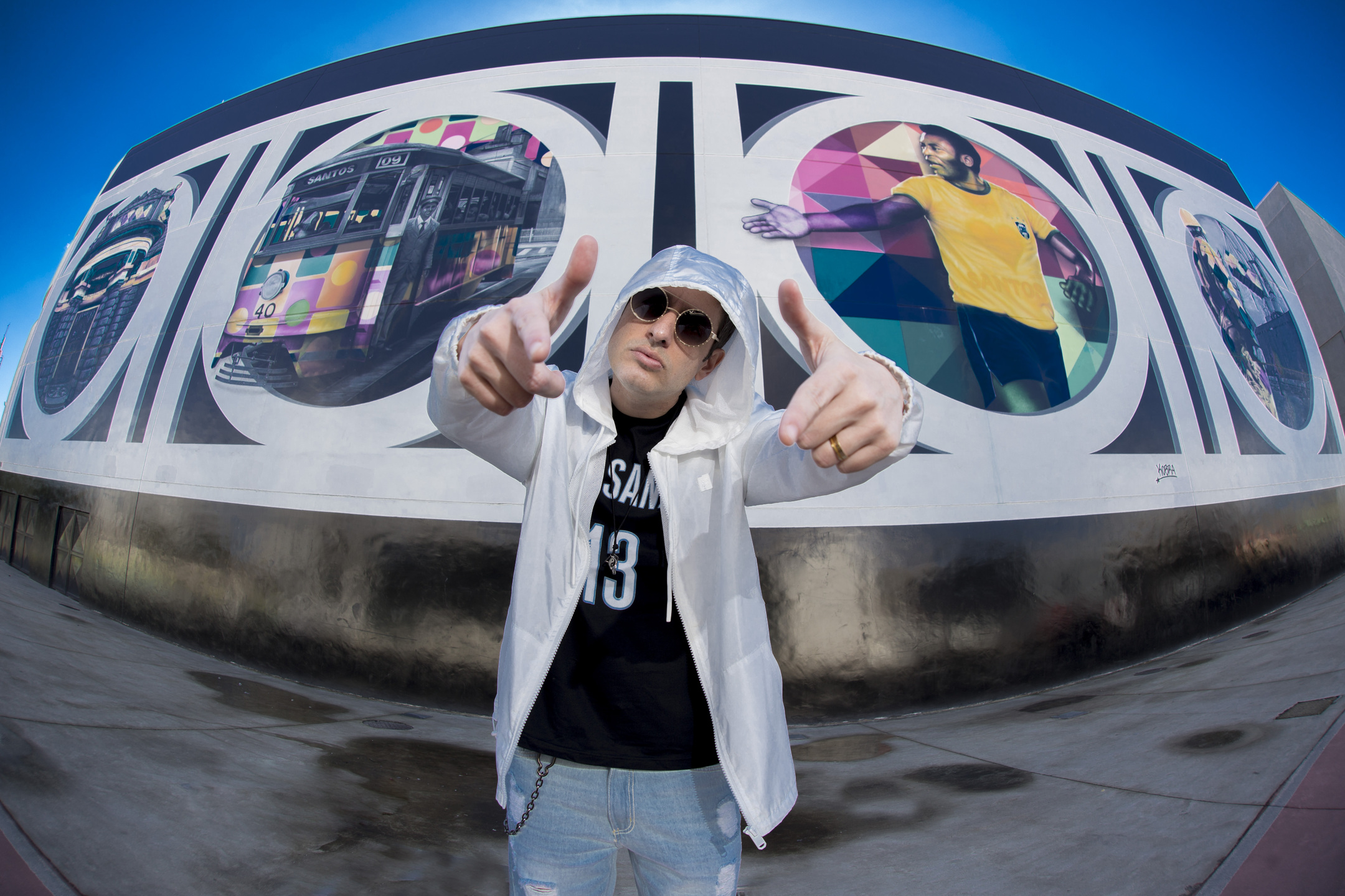 Nascido e criado em Santos, o artista iniciou seus estudos musicais aos 11 anos no curso de violão no Teatro Municipal de Santos