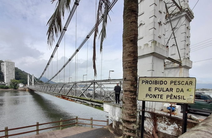 Também haverá a substituição total das pranchas de madeira do tabuleiro carroçável, com elevação do passeio de pedestres