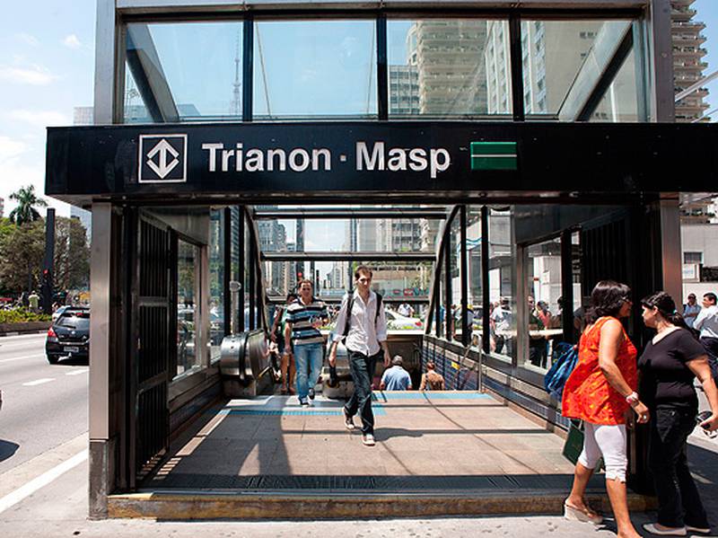 Mulher deficiente visual cai nos trilhos da estação Trianon Masp