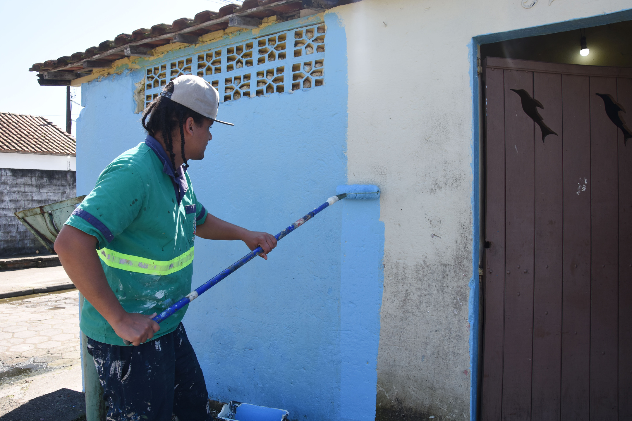 Equipes da Secretaria de Serviços Urbanos (Sesurb) já começaram a  preparação das tintas para colorir as fachadas das unidades do local