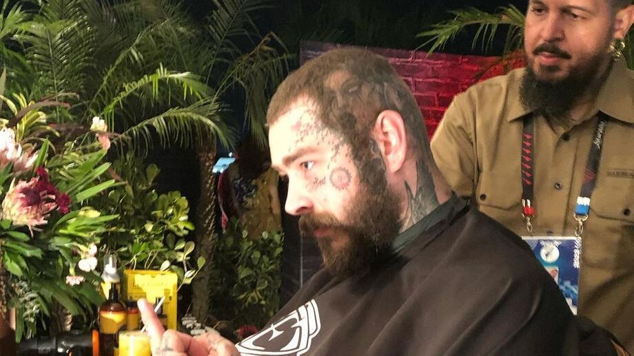 Post Malone cortando o cabelo no Rock in Rio.