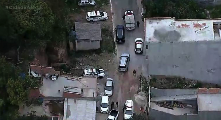 Suspeitos puseram fogo no carro Honda Civic da vítima