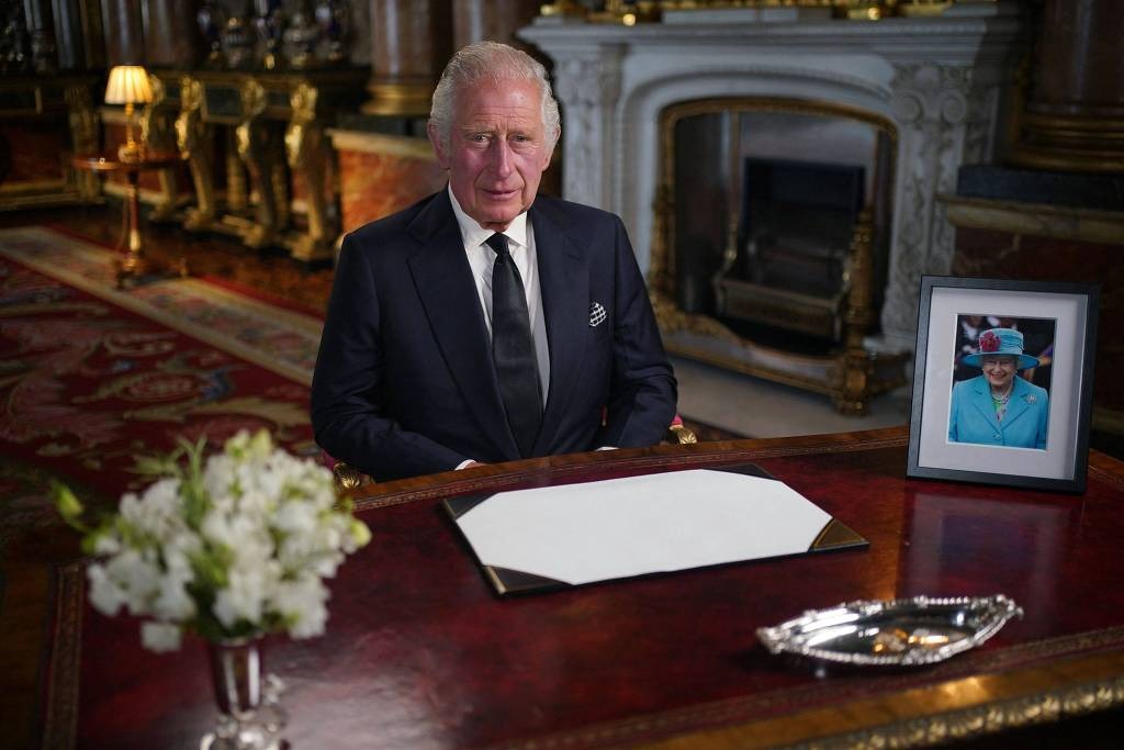 O rei Charles 3&ordm; no Palácio de Buckingham, em Londres, ao gravar seu primeiro discurso televisionado após a morte da mãe