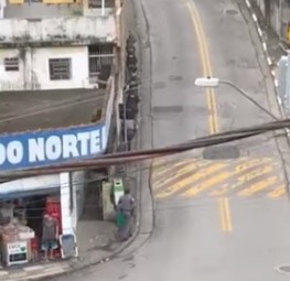 A troca de tiros aconteceu em local próximo às residências no citado morro