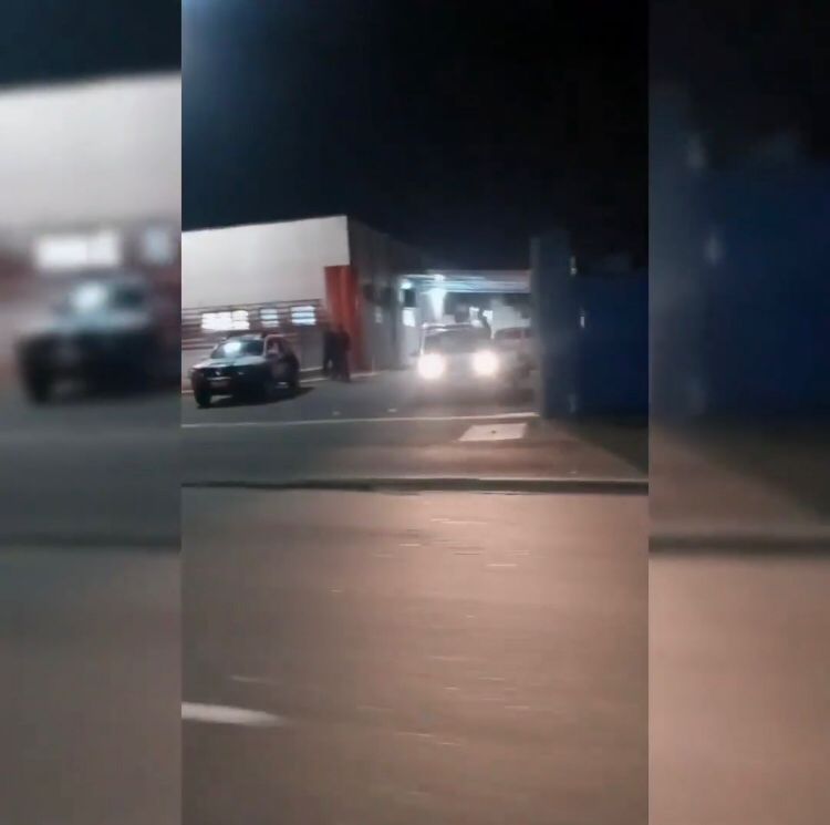 Os disparos foram efetuados por ocupantes de um carro Volkswagen, modelo Fox, na cor cinza