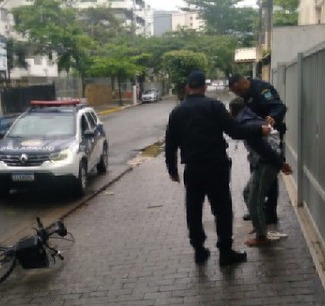 O suspeito foi encaminhado à Delegacia de Polícia Sede de Guarujá