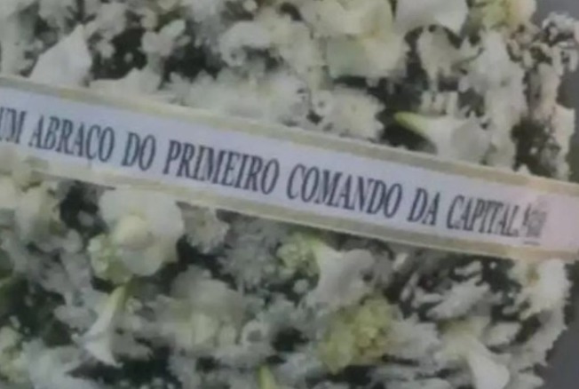 ''Um abraço do Primeiro Comando da Capital'' dizia a faixa colocada sobre a coroa de flores