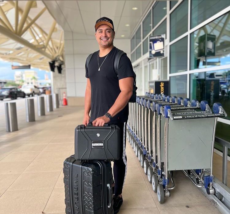 Ele passa a adotar o nome Xanddy do Harmonia