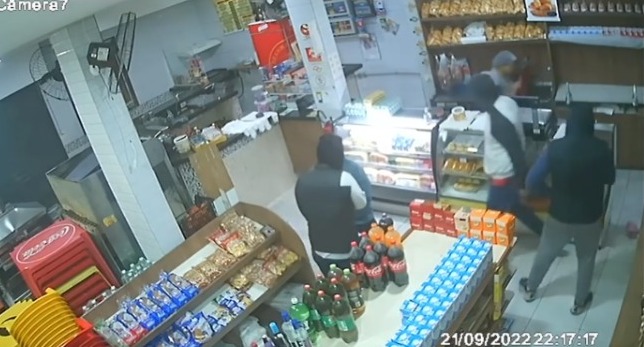 Criminoso aponta a arma para comerciante que estava ajoelhado