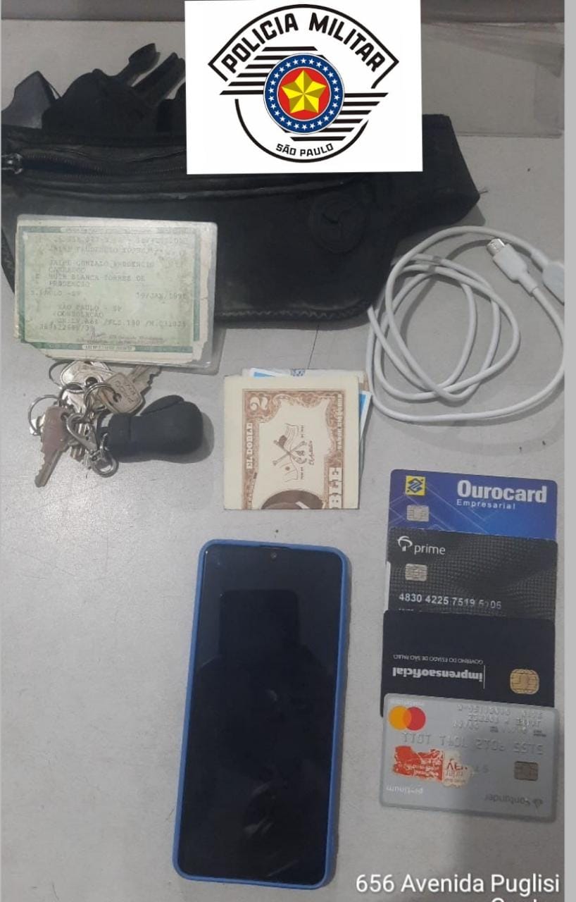 Durante a abordagem, os policiais encontraram uma pochete, um celular e os demais pertences da vítima