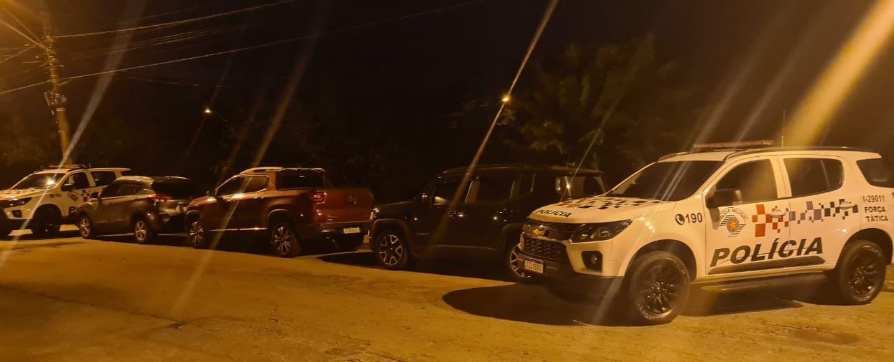 Ao todo, três carros foram apreendidos