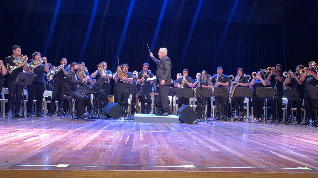 Mais de 60 artistas entre músicos, dançarinas e cantores participam durante 1 hora e 10 minutos deste show