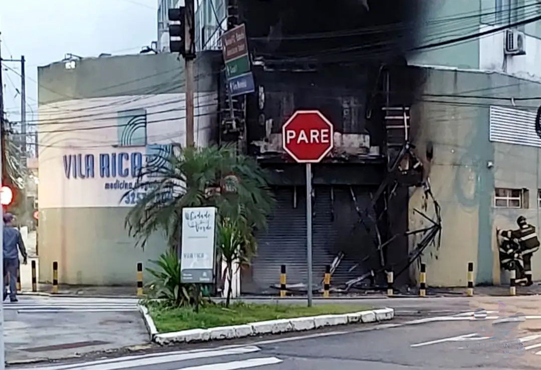 O Corpo de Bombeiros foi acionado, a equipe conseguiu controlar as chamas no imóvel, situado no Canal 2