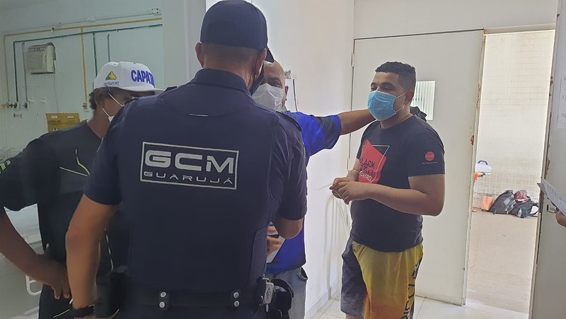 De posse das informações passadas por uma enfermeira, os GCMs ajudaram na identificação do jovem52441651381_b0cf9bc470_c