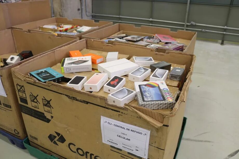 A lista de produtos inclui roupas, utensílios de casa, celulares e acessórios, peças para veículos, bijuterias, livros e brinquedos que não puderam ser entregues aos destinatários