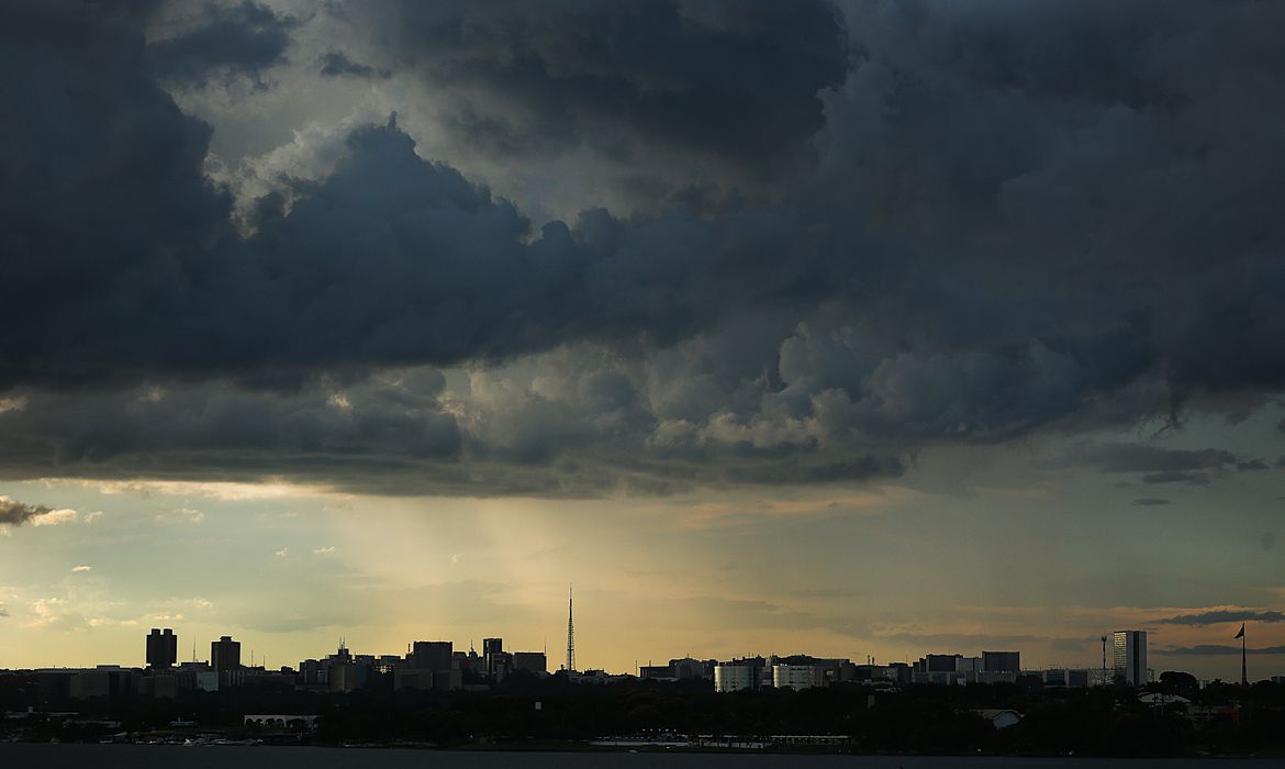 Na Baixada Santista, a chuva acumulada nos três dias pode chegar a 200 mm.