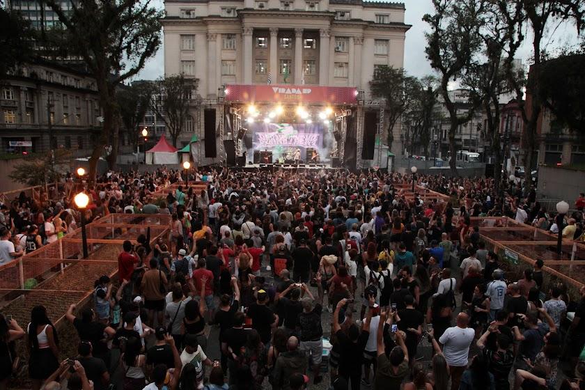 Aberta no final da tarde de sábado (22), na Praça Mauá, a programação contou com 14 atrações