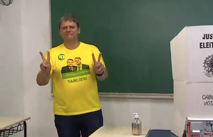 Tarcísio chegou ao seu local de votação a pé, por volta das 11h15